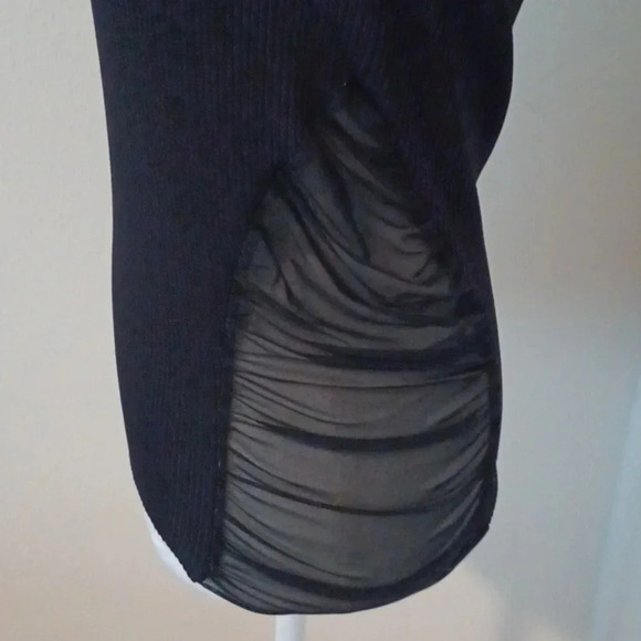 💙🌹Sleeveless black top with cute decor on the sides - Picture 4 of 9